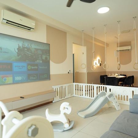 Fantasy Funland Retreat By The Only Bnb Tanjung Tokong エクステリア 写真